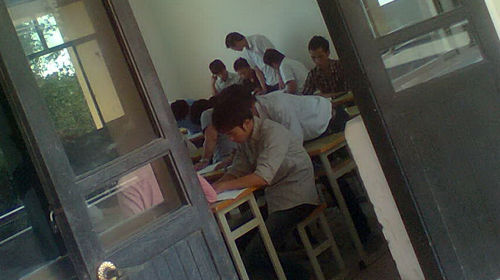 Kỳ thi lạ lùng "Thí sinh thản nhiên quay cóp"